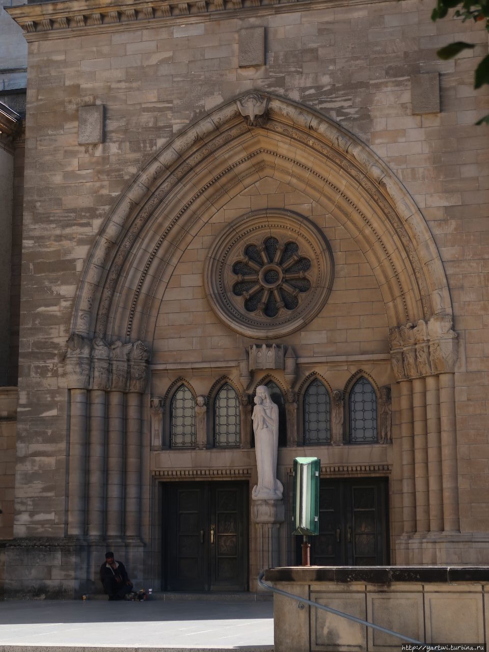 Собор  поражает своей готической возвышенностью, это место ежегодного чествования Святой девы Люксембургской, в стенах которого находится много святынь. Люксембург, Люксембург