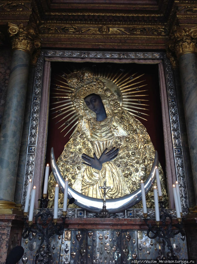 Оберегом города Вильнюса свыше 400 лет является Икона Чудотворной Божьей Матери, находящаяся в алтаре часовни Ворот Зари. Вильнюс, Литва