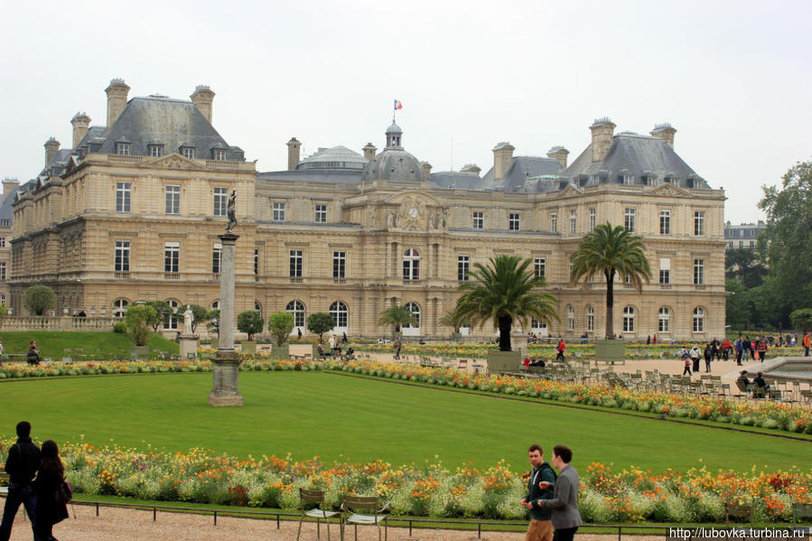 Памятник Королеве и Цветку Париж, Франция