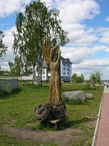 Деревянная скульптура «Ангел, поражающий дракона». Скульптор — Григор Григорян (Армения)