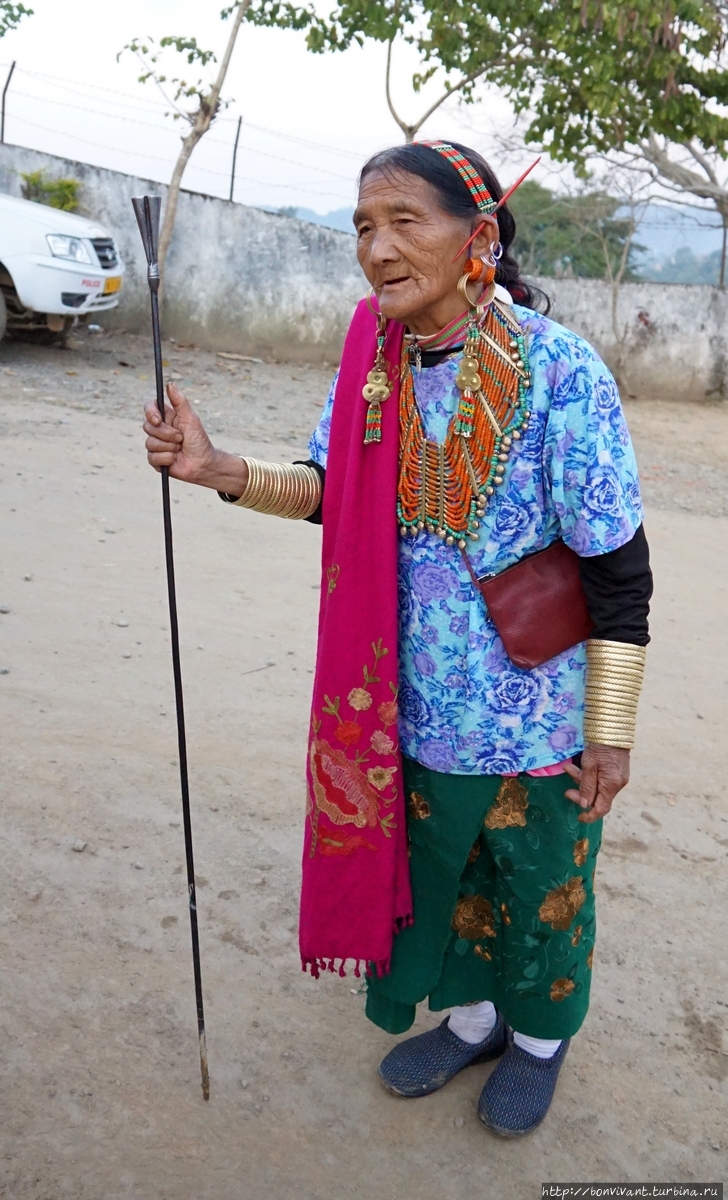 Совершенно неописуемо колоритная бабушка. Мон, Индия