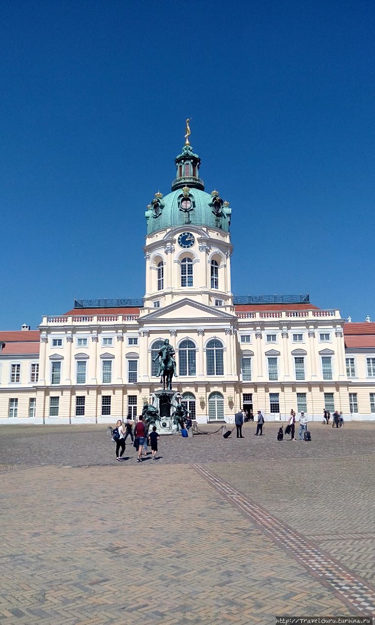 Главный вход во дворец с куполом и статей Фортуны на нём Берлин, Германия
