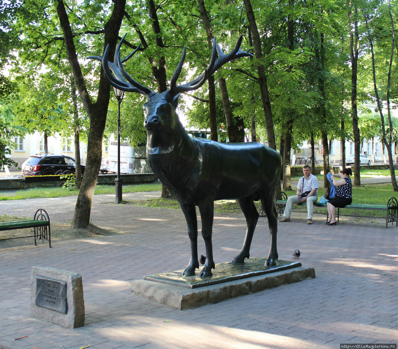 А вот скульптура оленя — одна из самых главных достопримечательностей сада.  Также трофей, была вывезена с дачи Германа Геринга. И, увы, находятся люди, желающие иметь оригинальное фото — взгромождаются на скульптуру верхом... Смоленск, Россия