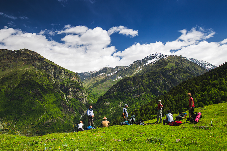 Отправились в путь.. В этот день нас снова ждал перевал и спуск в следующее село — Адиши.