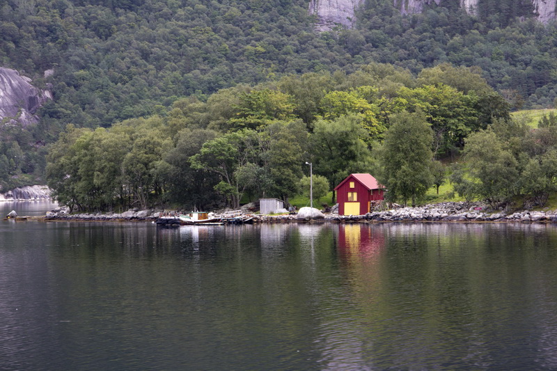 Домики на берегах Люсефьорда Люсе-фьорд, Норвегия