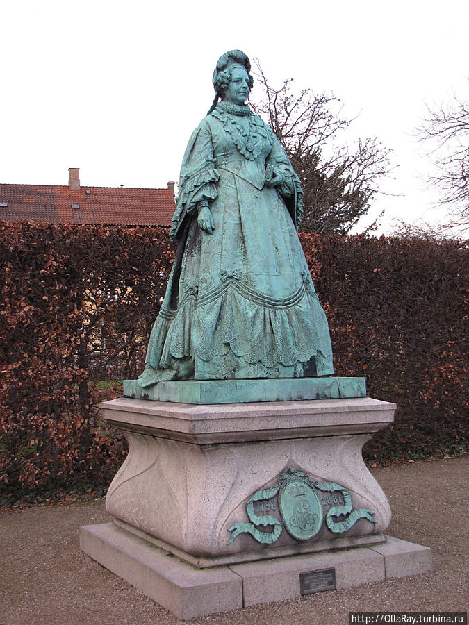 Бронзовая статуя вдовствующей королевы Каролины Амалии. Королева была очень популярной, много времени уделяла благотворительности, особенно детским домам и больницам.