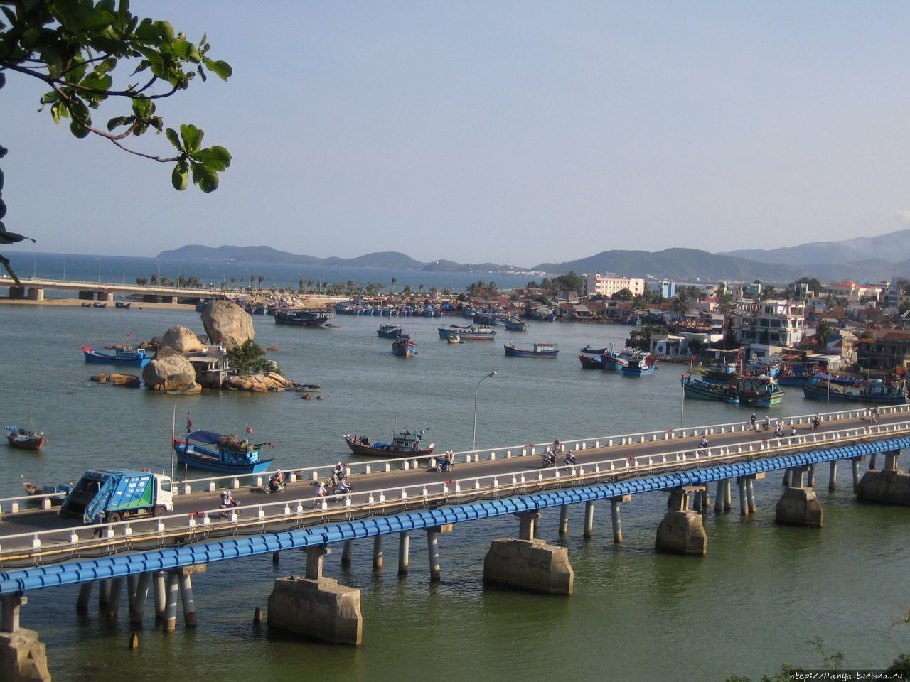 г.Нячанг. Вид на реку Кай с Тямских башен Понагар. Мост Санбон Нячанг, Вьетнам
