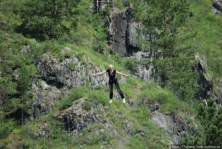 Решила попробовать горный экстрим спуск над Чемальской ГЭС..немного страшно вначале пути, при подъеме на гору для спуска, но от самого спуска только положительные эмоции
