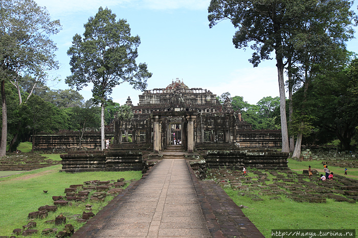 Храм Бапуон. Павильон, расположенный посредине террасы, возможно, ранее был гопурой восточной стороны. Фото из интернета
