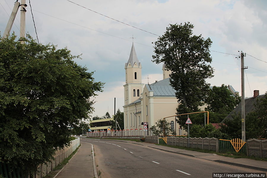 Впрочем судьба решила по-своему: я перепутала дороги и вышла на ту же трассу Гродно-Минск но с другой стороны.

Видно не судьба! Хватит на сегодня и Першаев.
Я быстро застопила машинку и уехала прямо до Минска.

А в это время где-то с другой стороны трассы мой друг мокнул под дождем и градом, безуспешно пытаясь добраться до дома...

Не судьба...