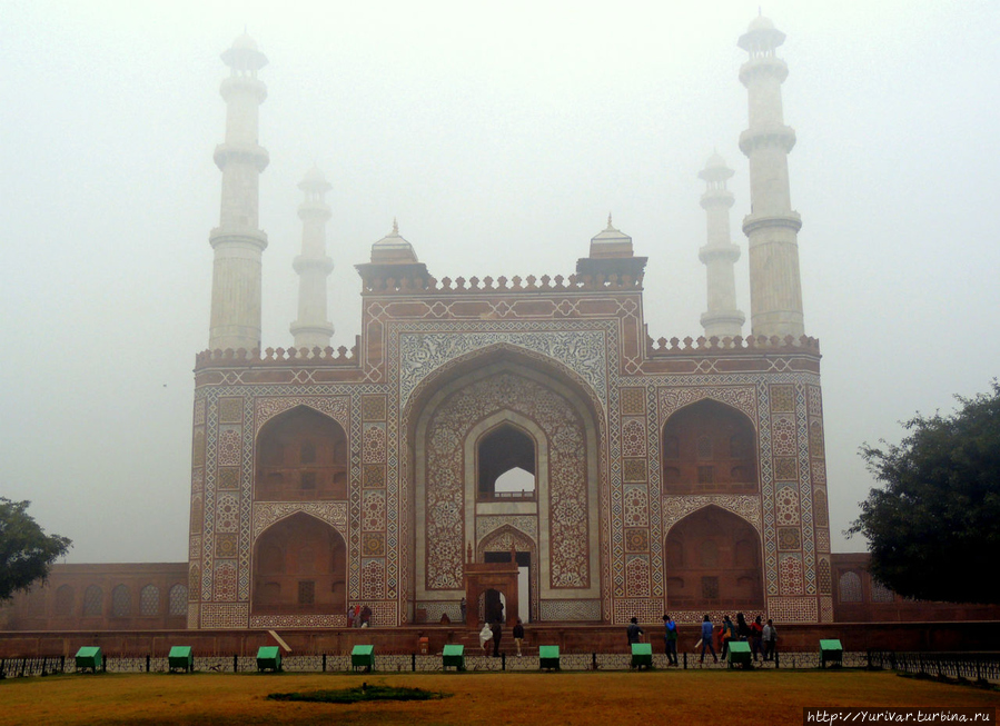 Здание входные ворот в мемориальный комплекс Великого Акбара Агра, Индия