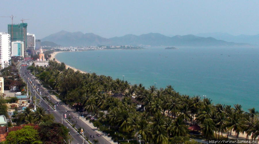 В городе Ня Чанг — шикарная многокилометровая пляжная полоса морского залива Вьетнам