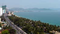 В городе Ня Чанг — шикарная многокилометровая пляжная полоса морского залива