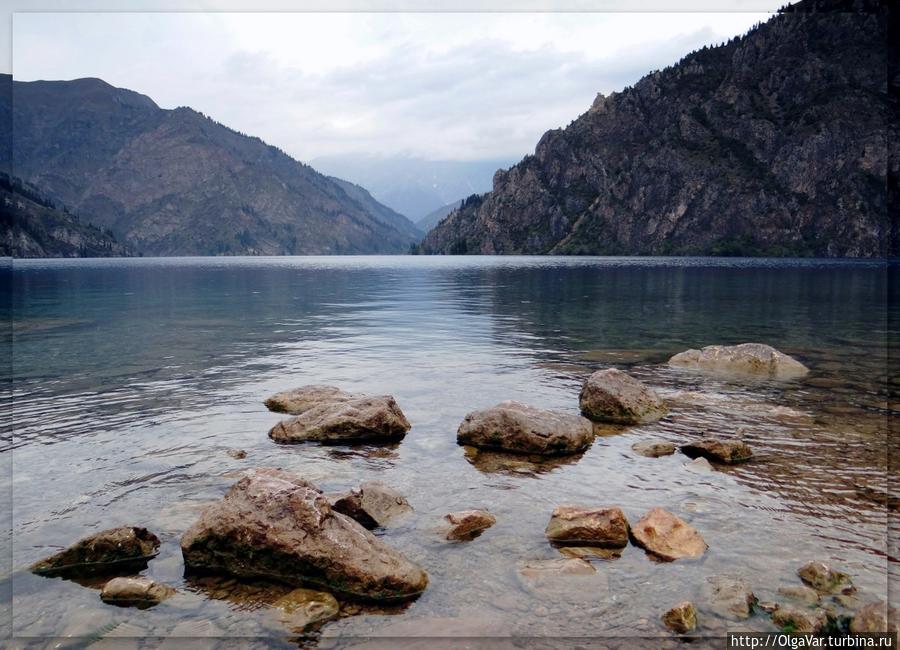 Интересно смотреть за постоянно меняющимся цветом воды озера Сары-Челекский заповедник, Киргизия
