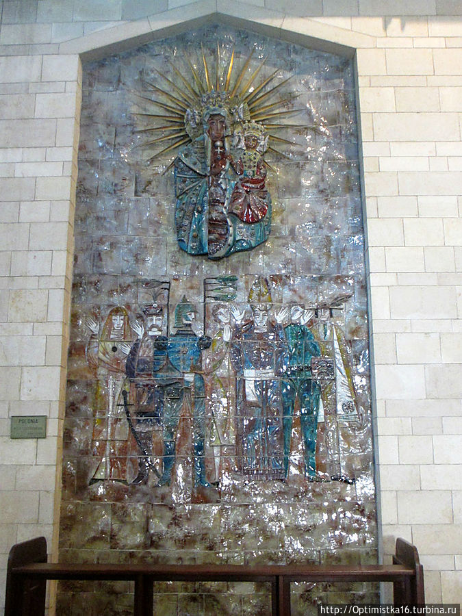 На северной и южной стенах вывешены 17 уникальных портретов Девы Марии, являющиеся подарками Австралии, Англии, Аргентины, Бразилии, Венесуэлы, Венгрии, Испании, Камеруна, Канады, Китая, Ливана, Мексики, Португалии, Польши, США, Франции и Японии