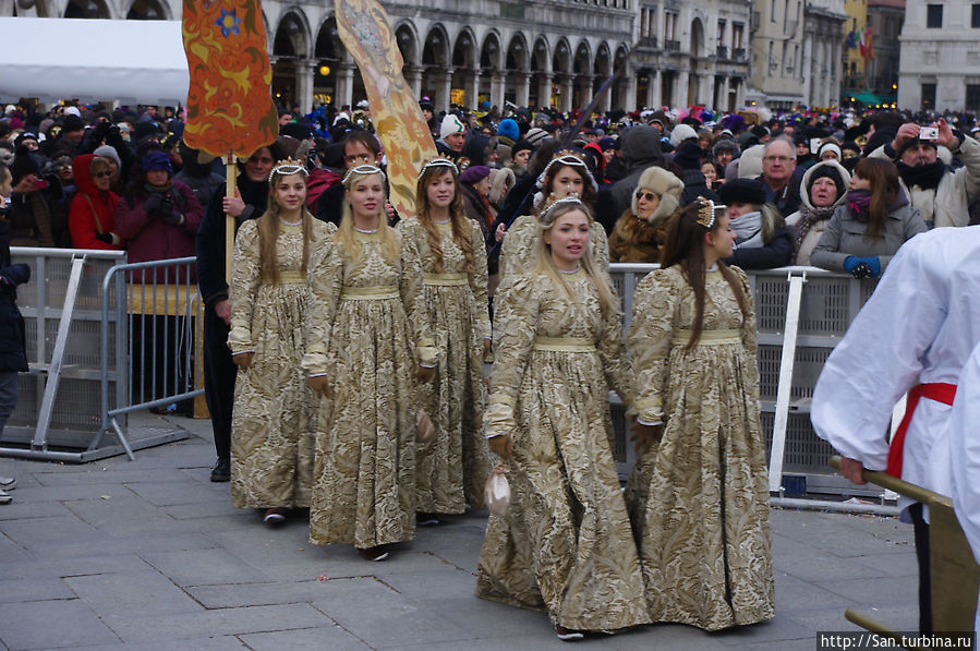 Девушки входят на площадку. Раньше это были 12 юных невест, которые не имели своего приданого, и город Венеция выдавал их замуж за свой счет Венеция, Италия