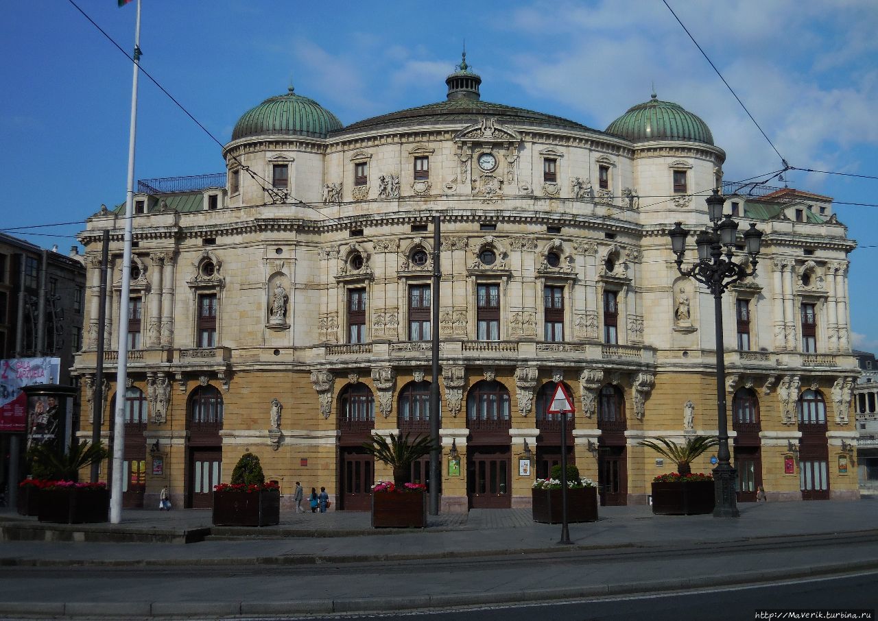 Театр Арриага (Teatro Arriaga) с красиво украшенным орнаментом фасадом. Был открыт в июне 1919 года. Бильбао, Испания