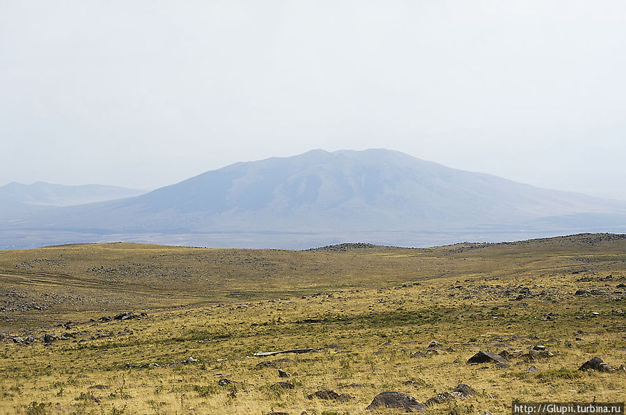 Арагац — одинокий потухший вулкан, является самой высокой горой на территории Армении. В доисторические времена вулканическое извержение, сопровождавшееся взрывом, разрушило вершину горы и вокруг кратера образовалось четыре вершины, похожие на лепестки гигантского цветка, самая высокая из которых достигает 4090 метров. Арагац гора (4095м), Армения