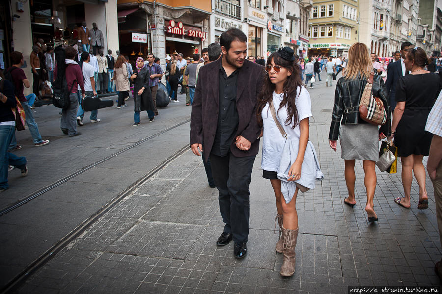 Когда выйдет один день в стамбуле прокат. Стамбул турчанки прогулка. Турчанки на улицах Стамбула. Турция люди на улице. Современные турчанки на улицах.