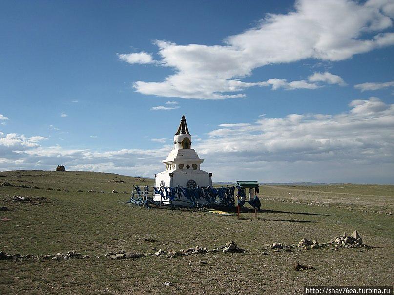 ступа на выезде из Говь-Алтая на Баян-Хонгор Монголия