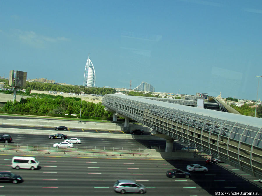 Уже на следующей станции всю панораму составляют ультрасовременные небоскребы Дубай, ОАЭ