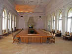 В начале зал, где проходила Ялтинская конференция руководителей трех союзных держав