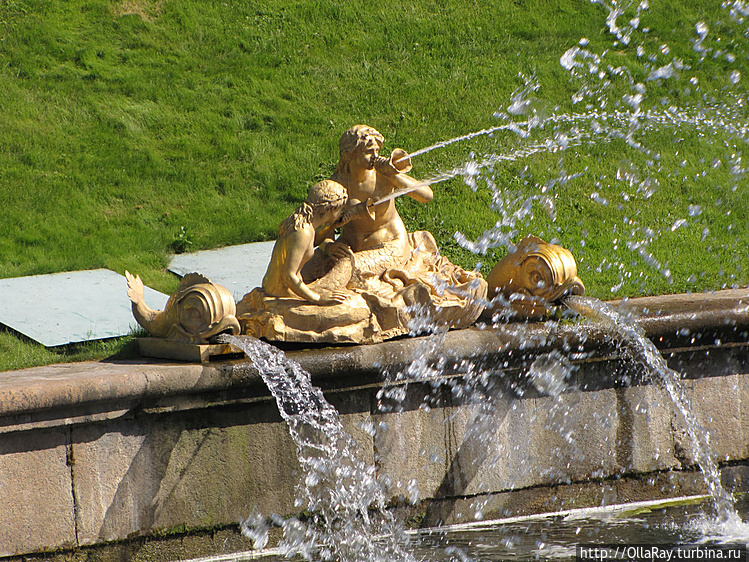 Тритоны, трубящие в раков