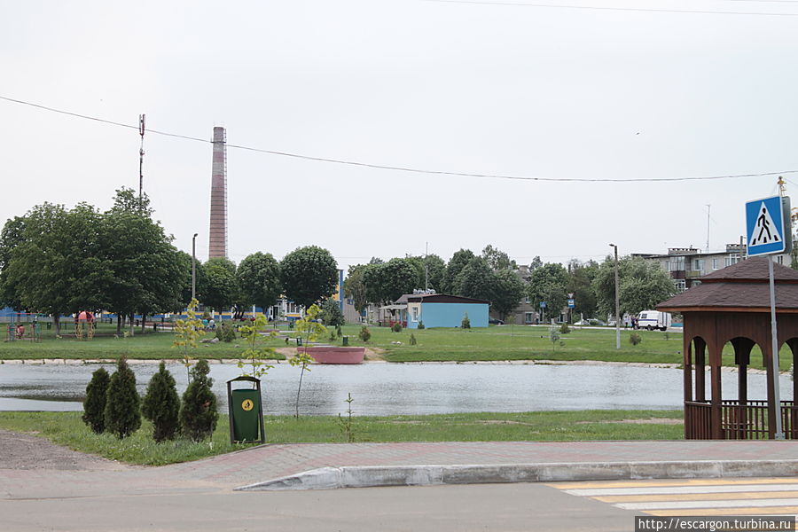 И небольшое озерцо  посреди городка..