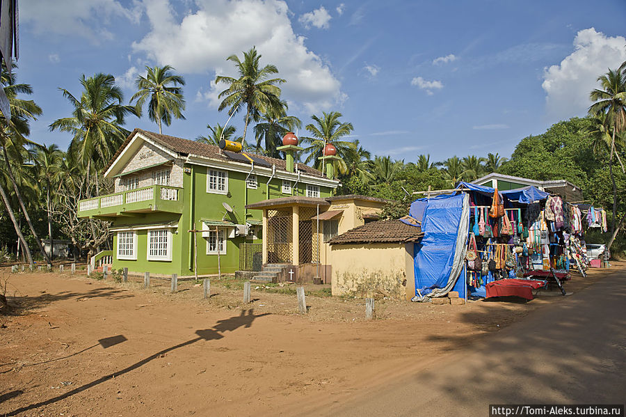 А, в принципе, место это неплохое — Кандолим. Название это переводится, как — сточные канавы. И связано это с земледелием. Хотя этот эпитет, в связи с определенной загрязненностью деревни, актуален и в прямом смысле...
*
