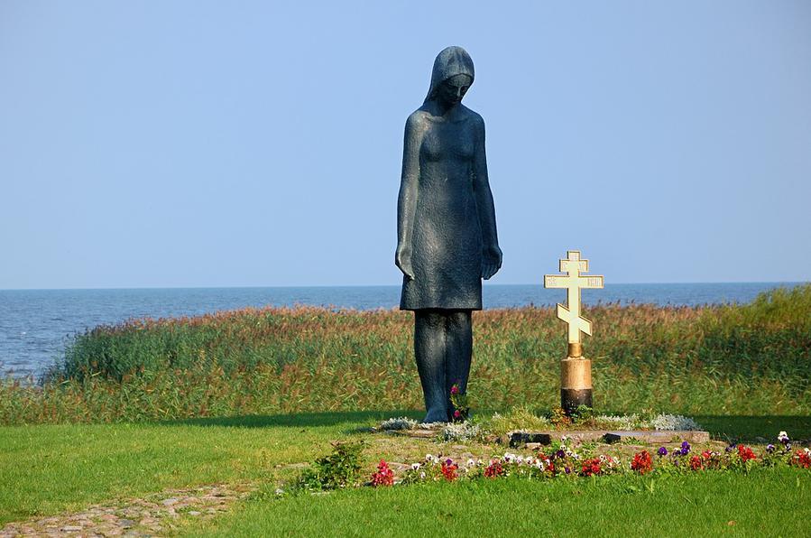 Памятник Скорбящая дева на месте братской могилы погибших в Великой Отечественной войне. Скульптор Эльмар Ребане, 1973 Муствеэ, Эстония