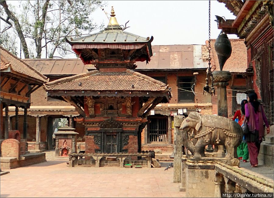 На территории храмового комплекса Чангу-Нароян, Непал