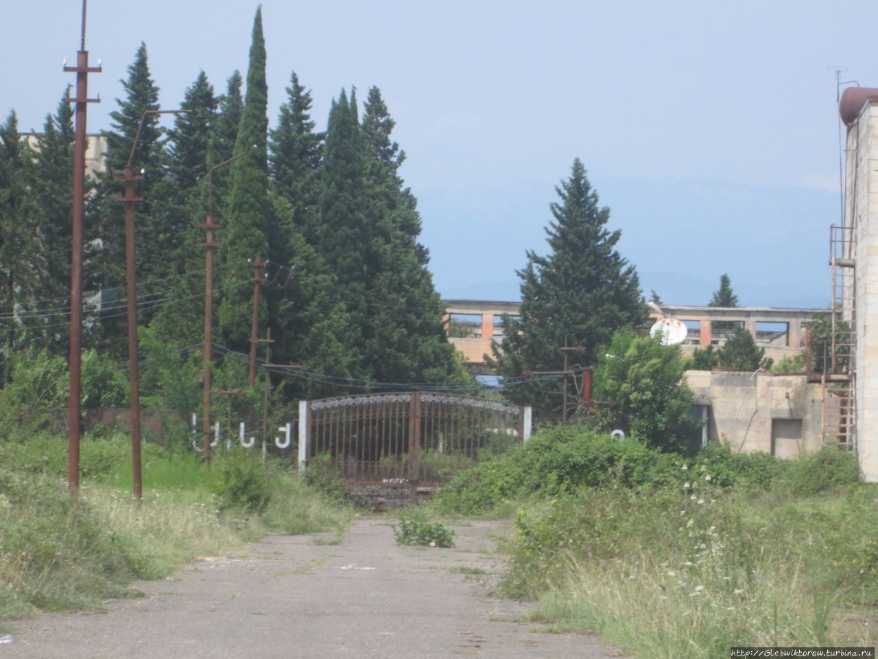 Прогулка вдоль территории Кутаисского Автомобильного Завода Кутаиси, Грузия