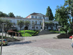 Музыкальная школа, перед ней памятник погибшим за Польшу.
