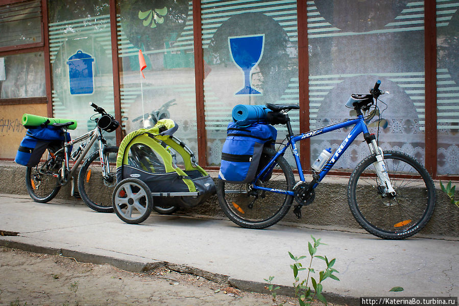 Наш кортеж на троих: велосипеды маме и папе, вело-прицеп детёнку. Республика Крым, Россия