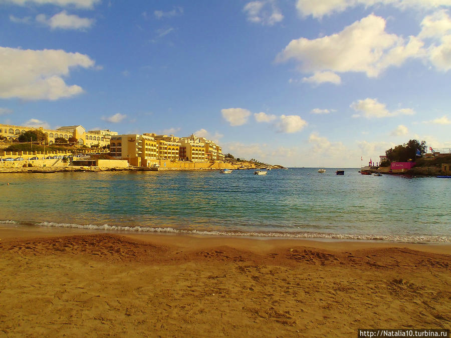 песчаный пляж В Сан Жулиансе Сент-Джулианс, Мальта