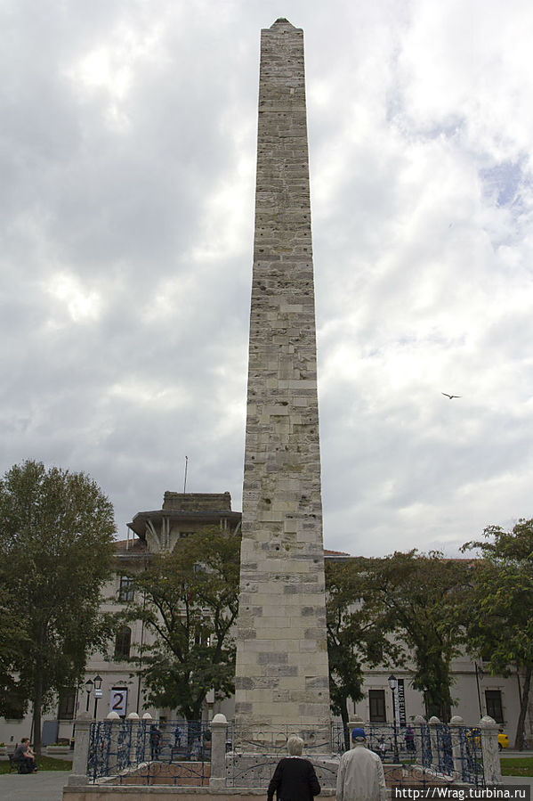 Куда выше возвышается над площадью обелиск Константина — изначально 32-метровый византийский обелиск, который стоял на константинопольском ипподроме (ныне — площадь Ахмедие) уже в X веке, когда его реставрировал император Константин Багрянородный. В то время он был обшит позолоченными бронзовыми плитами с изображениями военных побед Василия Македонского и увенчан шаром. В настоящее время высота колонны составляет 21 метр.
При разграблении Константинополя крестоносцами (1204 год) всё это убранство было утрачено (по-видимому, подверглось переплавке). Во времена султанов обелиск пришёл в плачевное состояние, ибо юные янычары взбирались на вершину сооружения для того, чтобы продемонстрировать свою ловкость и бесстрашие.