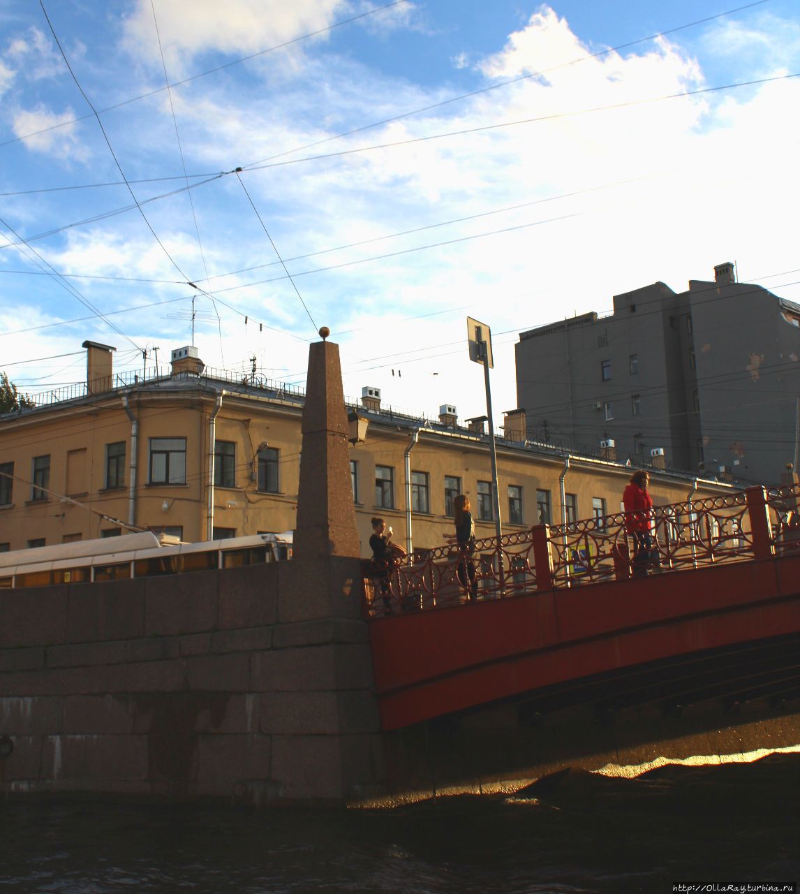 У Красного моста: первый многоэтажный универмаг в России. Санкт-Петербург, Россия