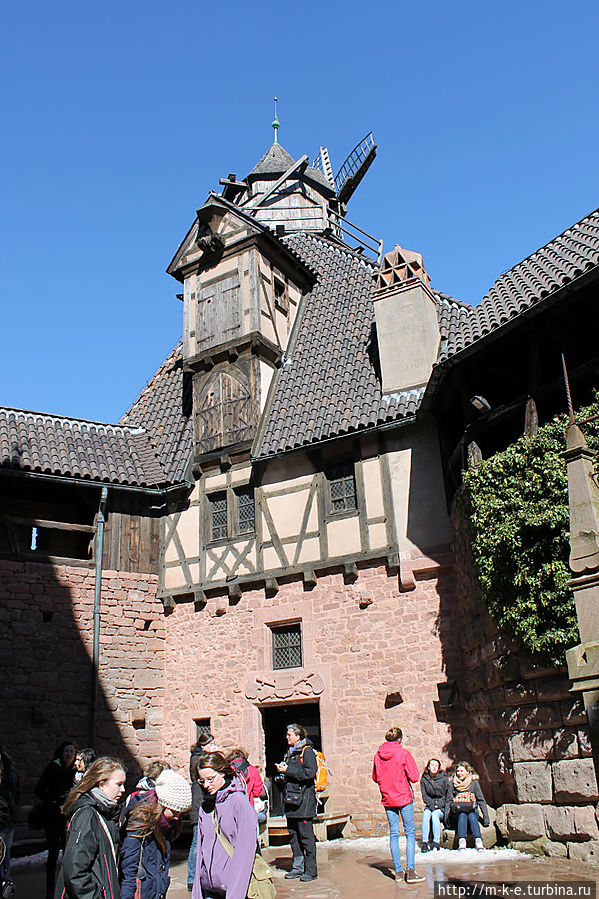 Замок Верхний Кенигсбург цвета красного кирпича Оршвийе, Франция