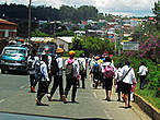 Школьники, бредущие вдоль дорог  — верный признак крупного населенного пункта