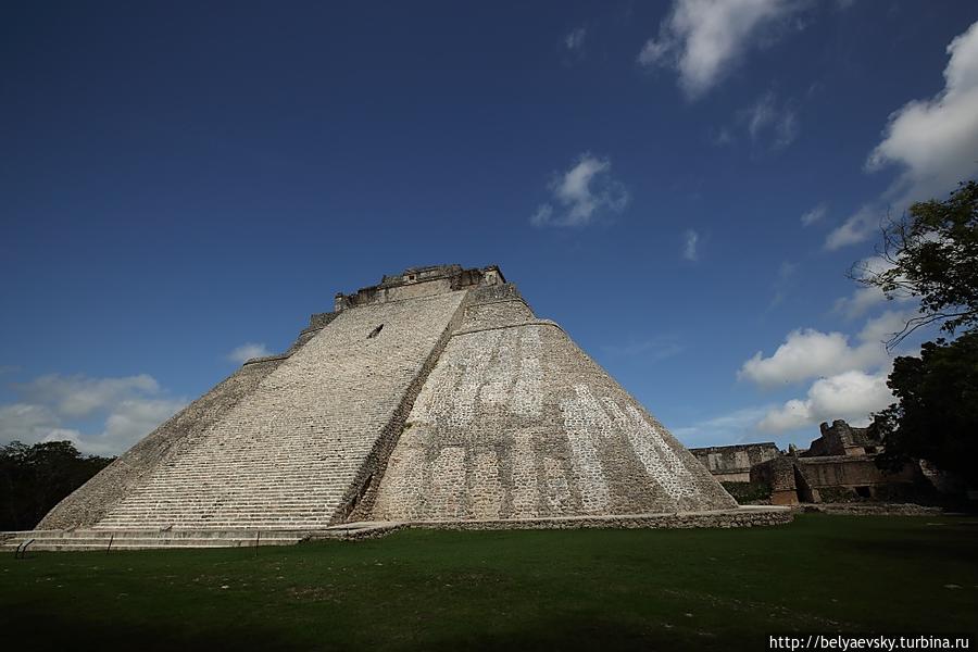 Пирамида Волшебника находится в центре города, поэтому наблюдать большую пирамиду можно с разных сторон и на разном отдалении, перемещаясь от одного архитектурного объекта к другому. И любой её вид впечатляет! Ушмаль, Мексика