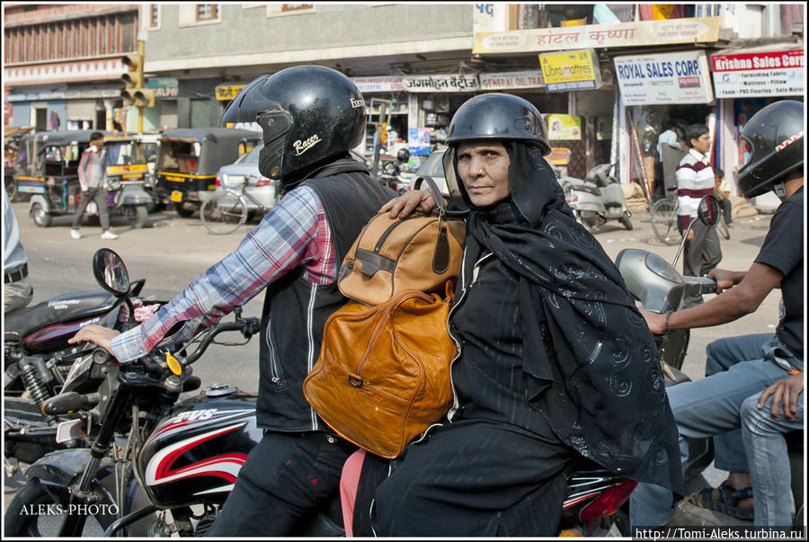 Эта мадам в каске так пристально рассматривает нас...
* Джайпур, Индия
