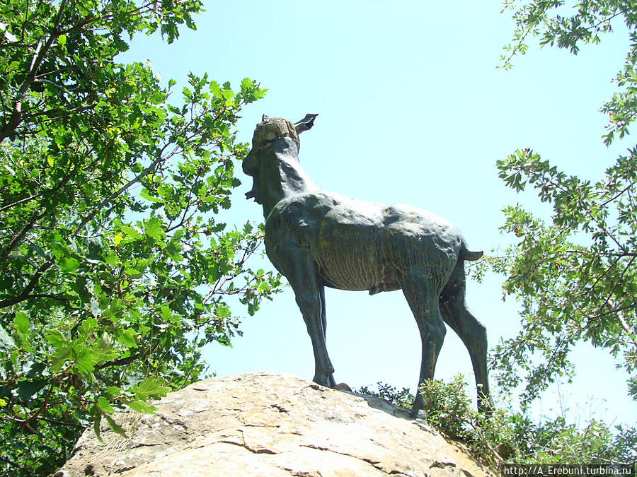 Статуя горного козла