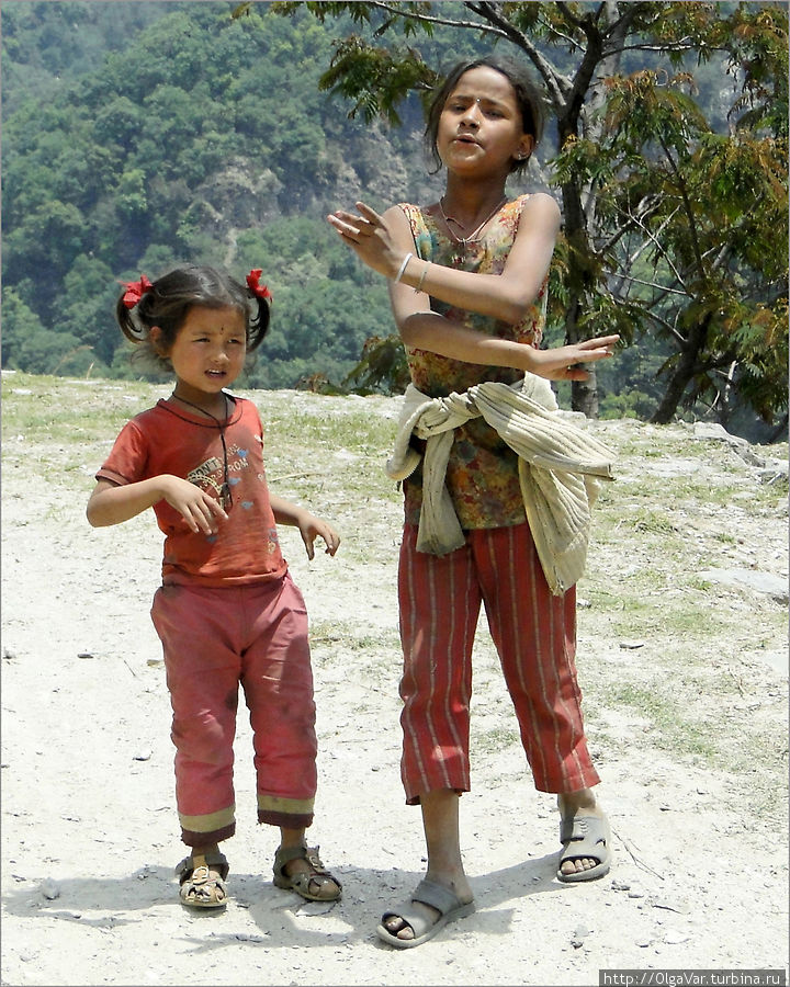 Некоторые дети пытаются заработать, устраивая на пути  небольшие спектакли Национальный парк Аннапурны, Непал