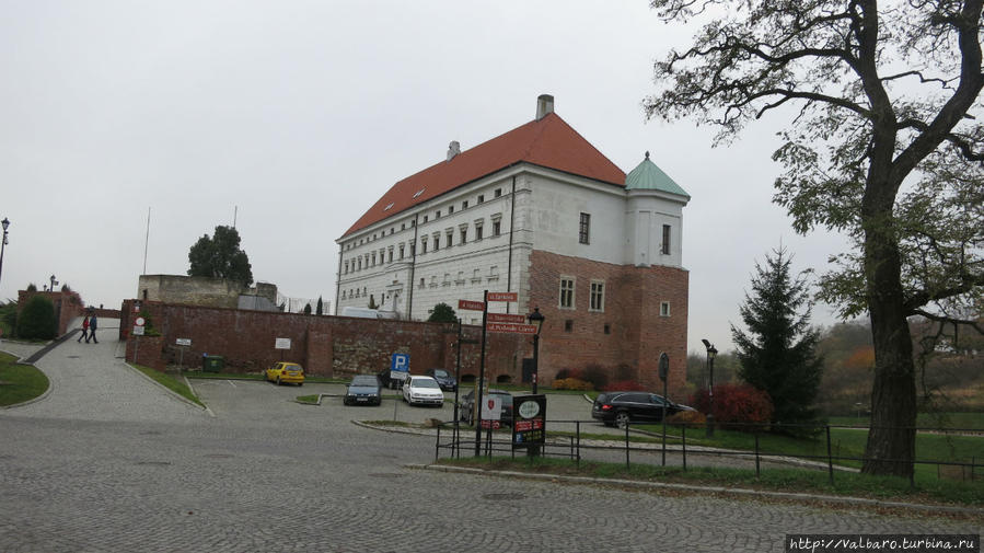 Королевский замок был построен Казимиром III Великим на высоком склоне реки Вислы на месте старого деревянного замка.В 1656 году замок был уничтожен, уцелело лишь западное крыло здания. Позднее он был преобразован в резиденцию в стиле ренессанса, а в западном крыле был открыт музей. Сандомир, Польша