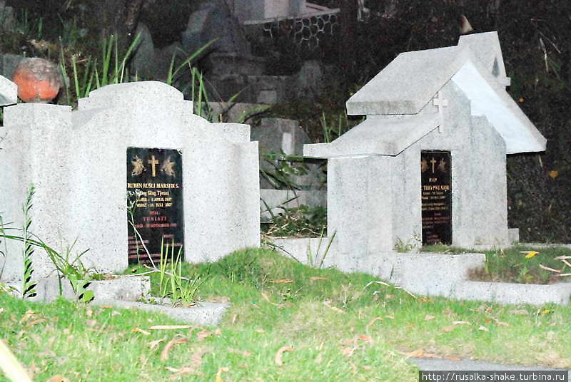 Китайское кладбище после заката Суракарта, Индонезия