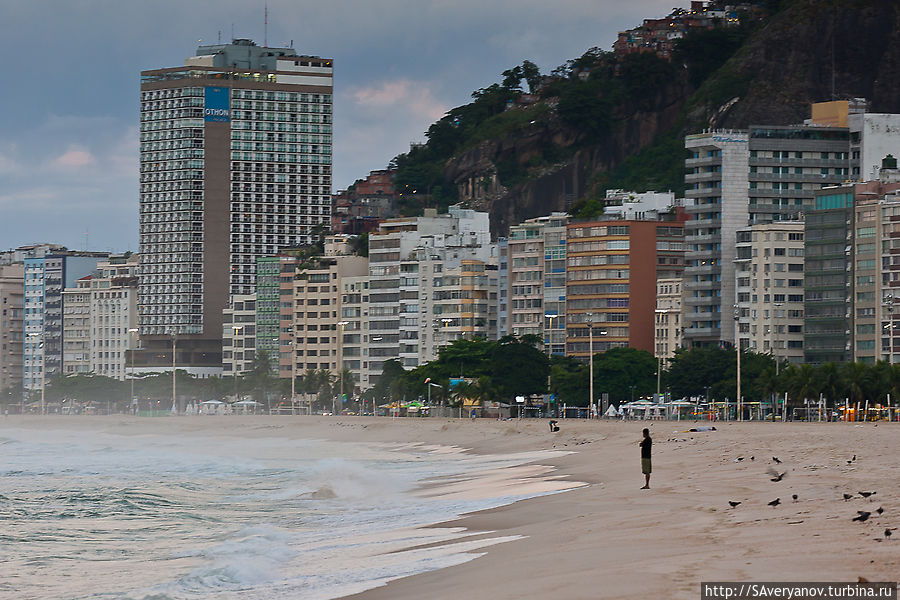 Дома на Авенида Атлантика — первой и главной улице Копокабаны