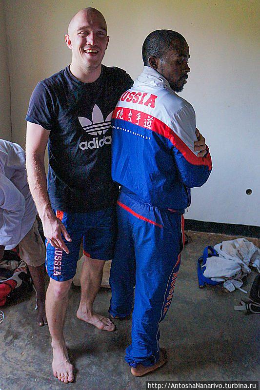 Тренировка окончена, Идрис получил в подарок форму России, которую Руслан привез из отпуска. Кигали, Руанда