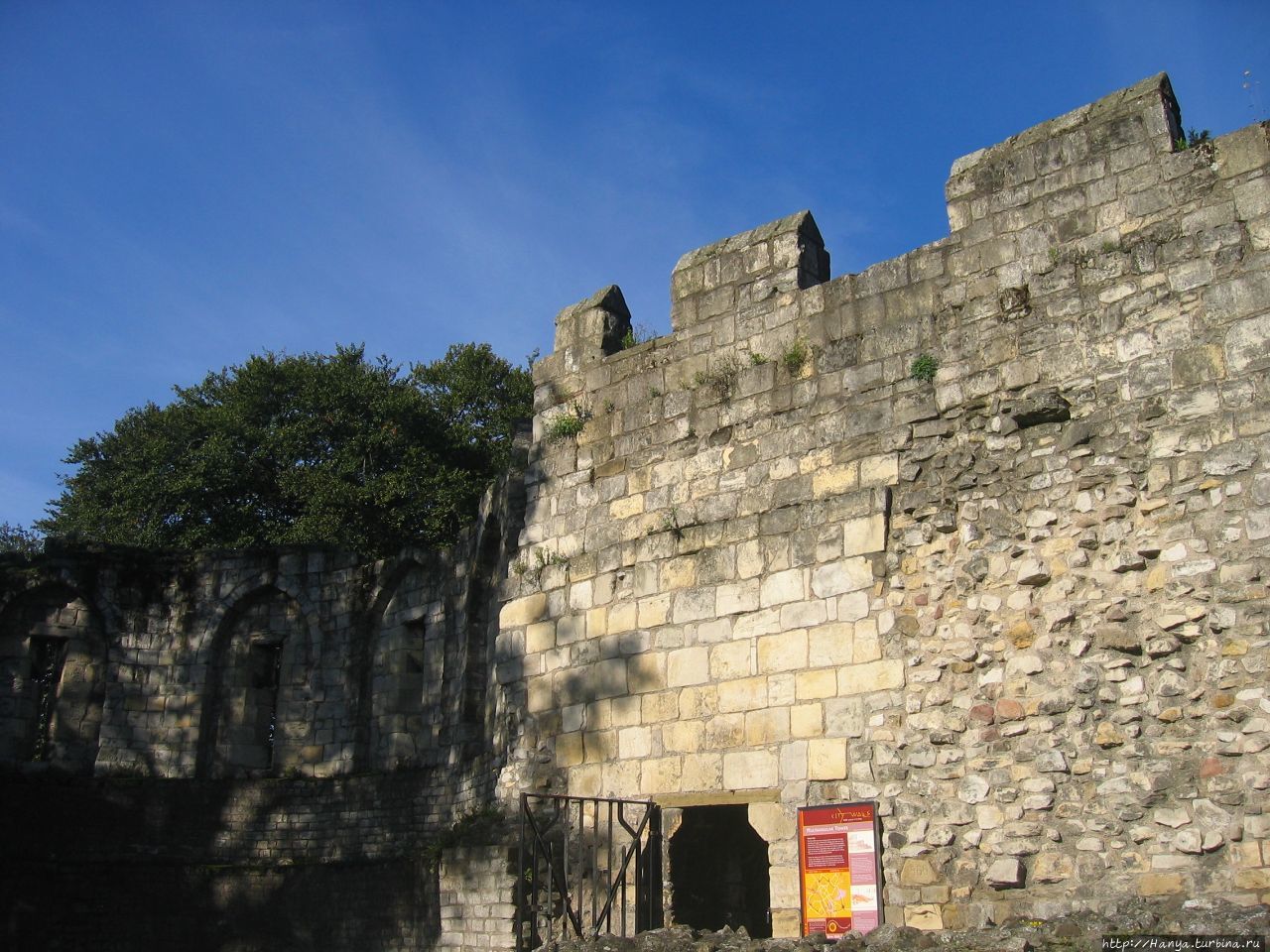 Остатки городской стены в