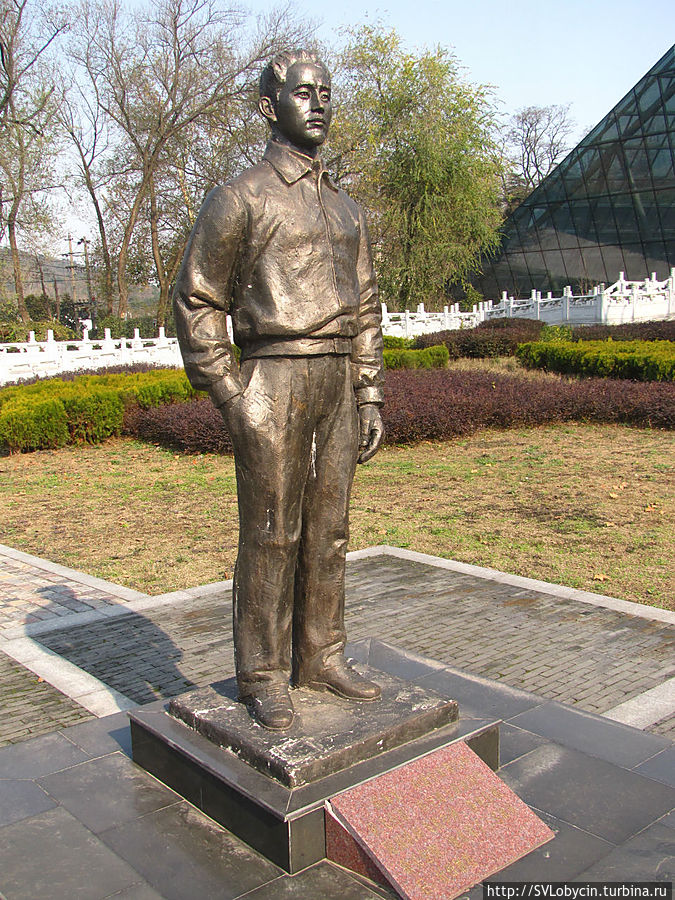 Скульптурная фигура летчика, учитывая то, что под памятником надпись только на китайском языке, а переводчика со мной небыло, я могу предположить только что это или корейский или китайский летчик.