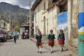 Как и в Перу, у колумбийских школьников форма обязательна, и у каждой школы она своя